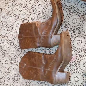 Women's Western Cowboy Boots sz 6 in worn condition w flaws. man made materials